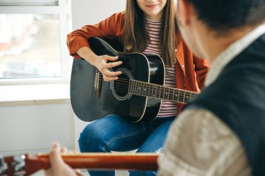Gitar çalmayı öğreniyorum.