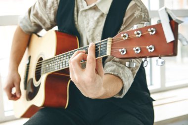 Gitarist gitar çalar.