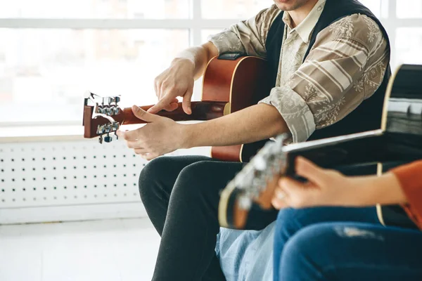 Aprender a tocar guitarra — Fotografia de Stock