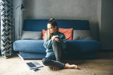 Dizüstü bilgisayarda çalışan kız