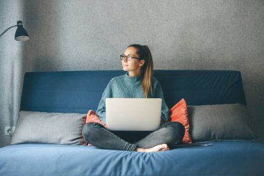 Dizüstü bilgisayarda çalışan kız