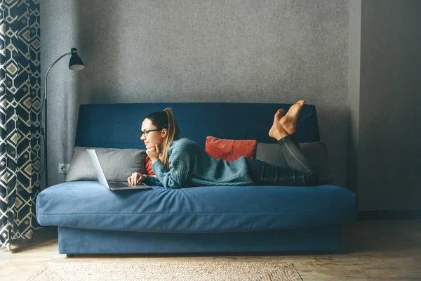 Chica Que Trabaja Ordenador Portátil Desde Casa Estudiante Que Estudia — Foto de Stock