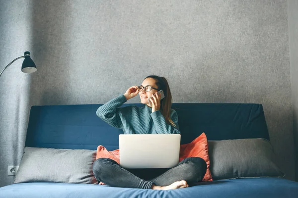 Una chica trabaja desde casa — Foto de Stock