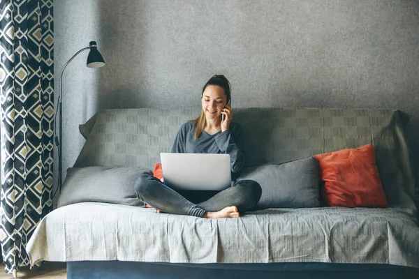 Una Chica Trabaja Desde Casa Estudiante Está Estudiando Desde Casa — Foto de Stock