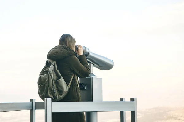 Chica Turista Mirando Haciendo Turismo Con Prismáticos Telescopio Desde Punto — Foto de Stock