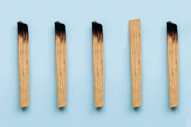 Palo Santo mavi bir arka plan üzerine yapışır. Aromaterapi ve dini törenlere ve meditasyon kullanılan.