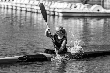 Kadın kanocu gölde eğitim