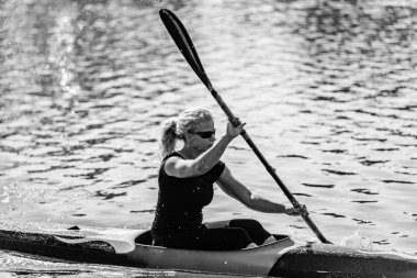 Kadın kanocu gölde eğitim