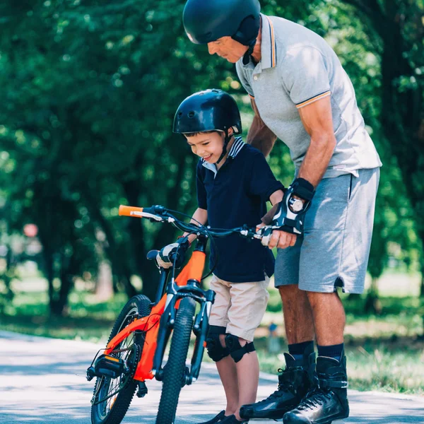 Niño Con Bicicleta Recibiendo Ayuda Abuelo —  Fotos de Stock