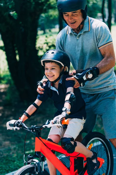 Nonno Nipote Godono Pattinaggio Rotelle Mountain Bike Nel Parco — Foto Stock