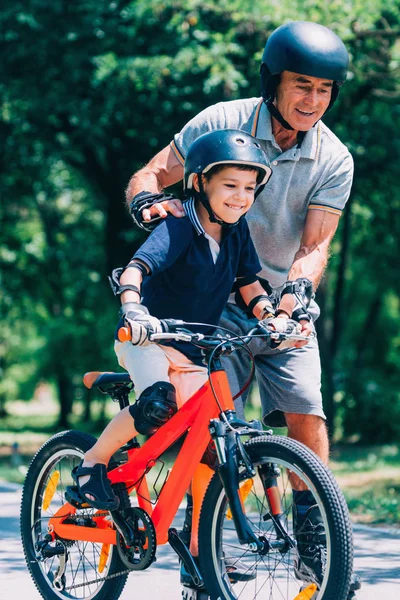 Ragazzino Che Impara Andare Bicicletta — Foto Stock