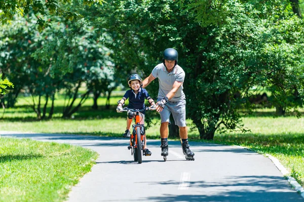 Actieve Senior Met Zijn Kleinzoon Het Park — Stockfoto