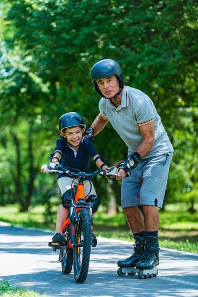 Grootvader Kleinzoon Onderwijzen Hoe Rijden Een Fiets — Stockfoto