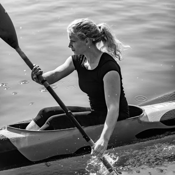 Kayaker Mujer Entrenamiento Lago — Foto de Stock