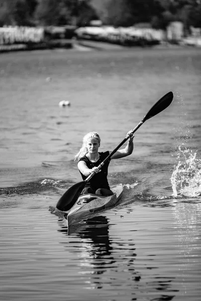 Kobiece Kayaker Szkolenia Nad Jeziorem — Zdjęcie stockowe