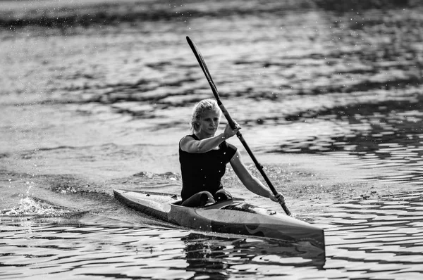 Kobiece Kayaker Szkolenia Nad Jeziorem — Zdjęcie stockowe