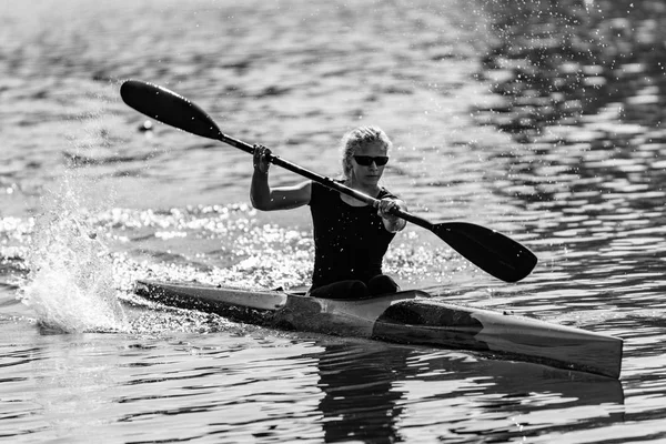 Kobiece Kayaker Szkolenia Nad Jeziorem — Zdjęcie stockowe