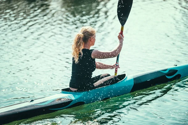 Kayaker Mujer Entrenamiento Lago —  Fotos de Stock