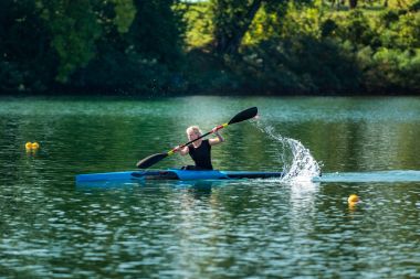 Gölde Kayak kadın athelete eğitim