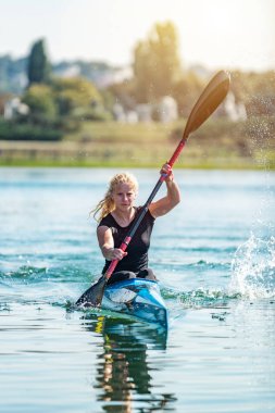 Gölde Kayak kadın athelete eğitim