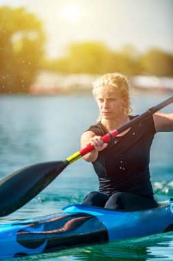Gölde Kayak kadın athelete eğitim
