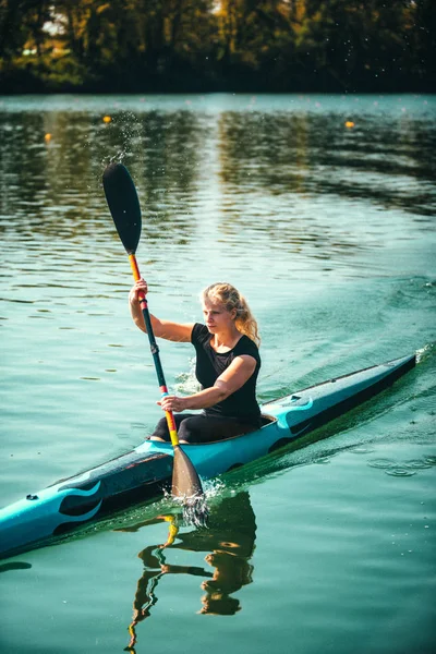 Feminino Kayaker Formação Lago — Fotografia de Stock