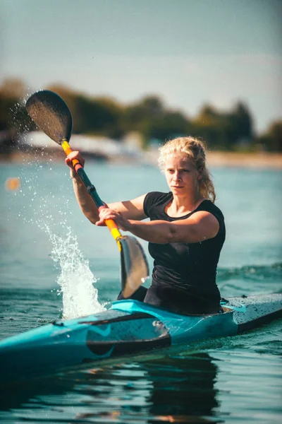 Feminino Kayaker Formação Lago — Fotografia de Stock