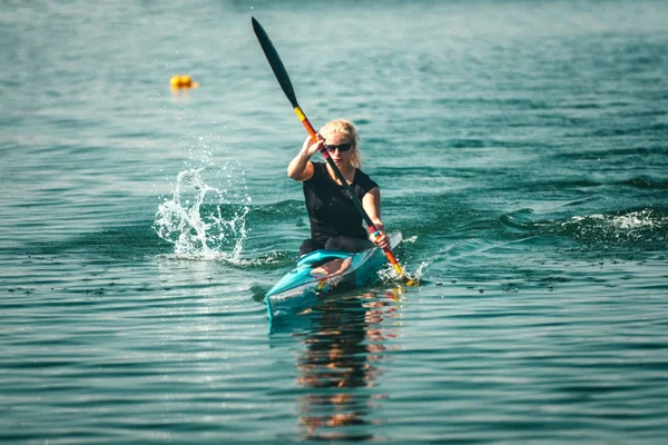 Kayaker Mujer Entrenamiento Lago —  Fotos de Stock