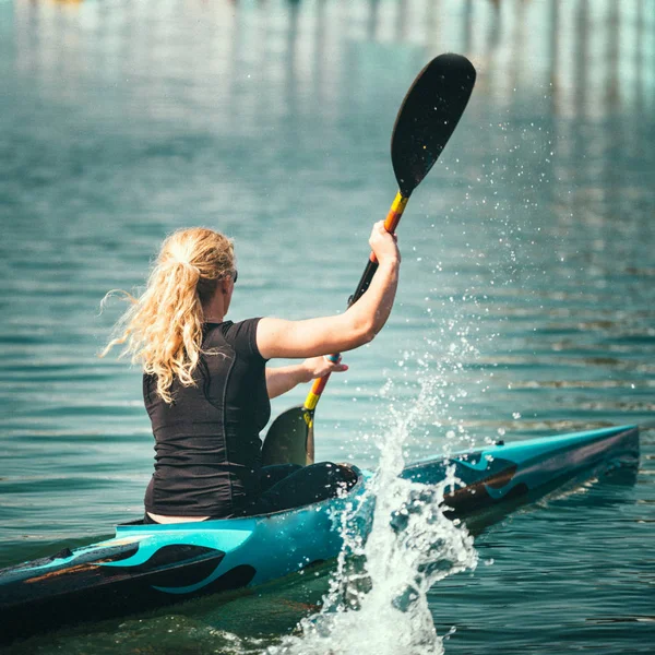 Kayaker Mujer Entrenamiento Lago — Foto de Stock