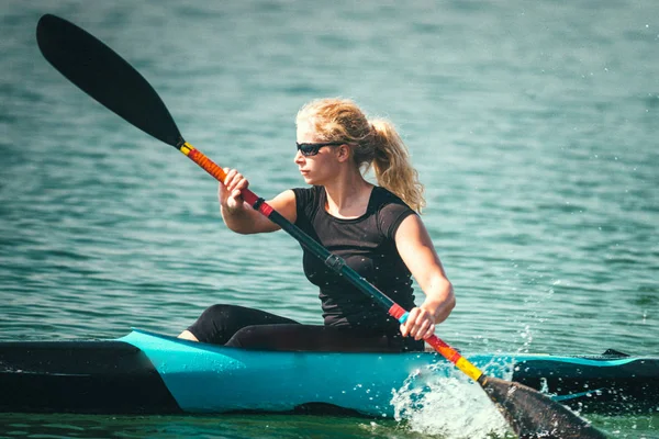 Kadın kanocu gölde eğitim