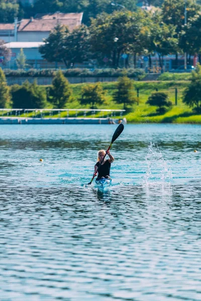 Atleta Feminina Caiaque Lago — Fotografia de Stock