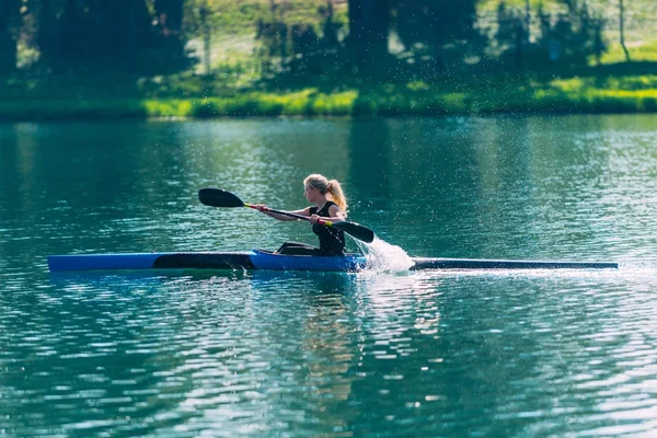 Atleta Femenina Kayak Lago — Foto de Stock