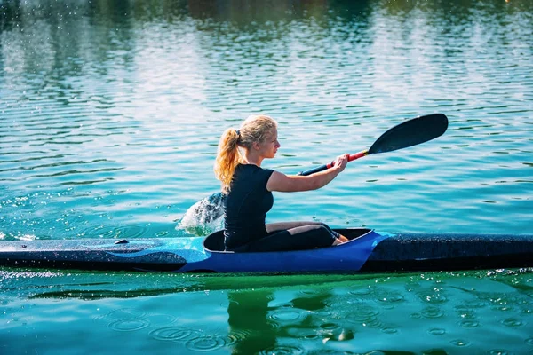 Female Athlete Kayak Lake — Stock Photo, Image