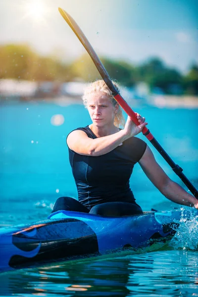 Atleta Feminina Caiaque Lago — Fotografia de Stock