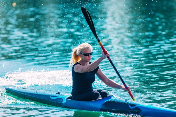 Athlète Féminine Kayak Sur Lac — Photo
