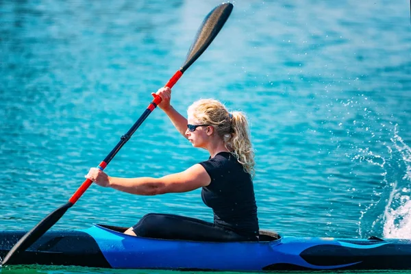 Athlète Féminine Kayak Sur Lac — Photo