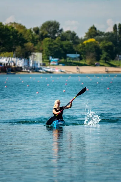 Gölde Kayak kadın athelete eğitim