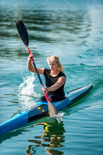 Atleta Feminina Treinando Caiaque Lago — Fotografia de Stock