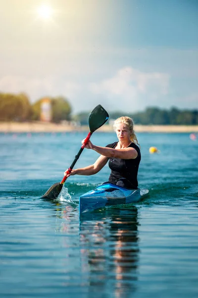 Hembra Atleta Entrenamiento Kayak Lago —  Fotos de Stock