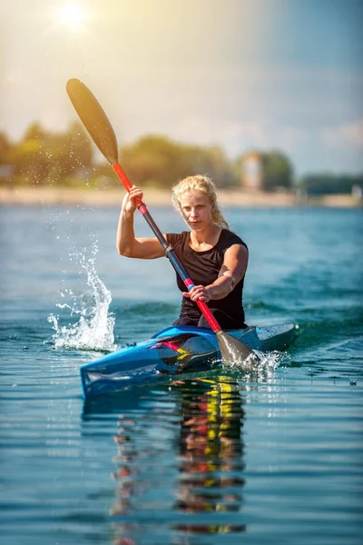 Hembra Atleta Entrenamiento Kayak Lago — Foto de Stock