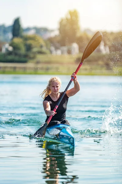 Hembra Atleta Entrenamiento Kayak Lago —  Fotos de Stock