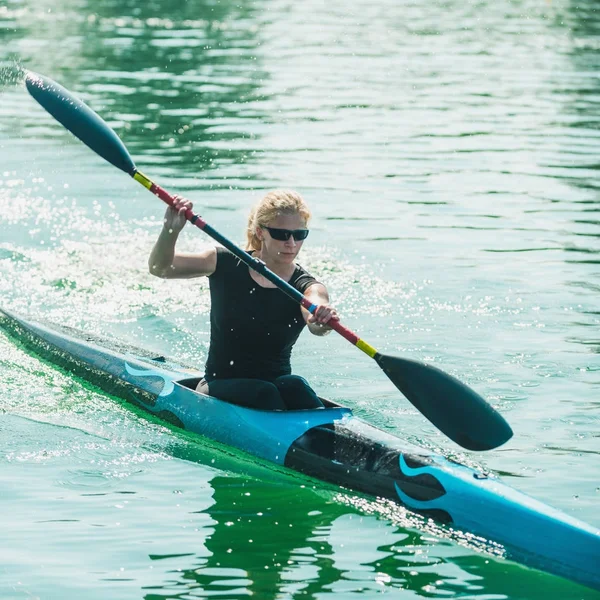 Kobiece Kayaker Szkolenia Jeziorze — Zdjęcie stockowe