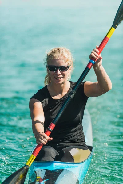 Kayak Femenino Entrenando Lago — Foto de Stock