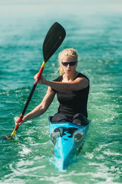 Kayaker Feminino Treinando Lago — Fotografia de Stock
