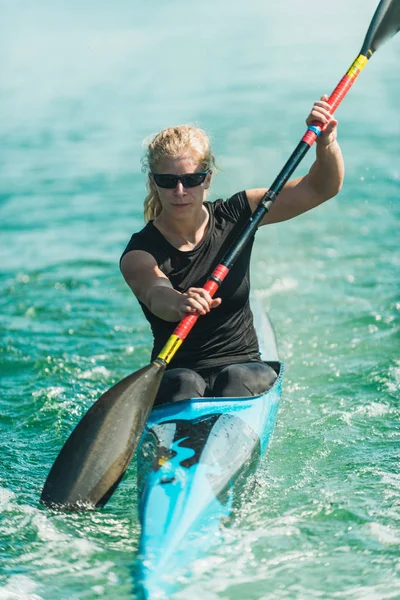 Kayaker Feminino Treinando Lago — Fotografia de Stock