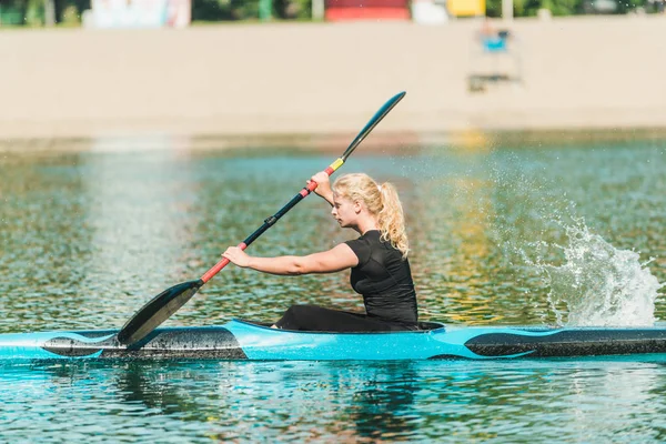 Kayak Femenino Entrenando Lago — Foto de Stock