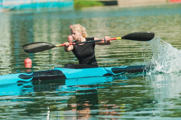 Kayak Femenino Entrenando Lago — Foto de Stock