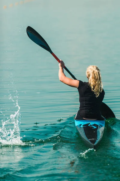 Kayaker Feminino Treinando Lago — Fotografia de Stock