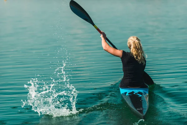 Kayaker Feminino Treinando Lago — Fotografia de Stock