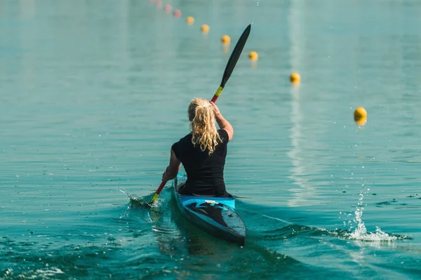 Kayak Femenino Entrenando Lago — Foto de Stock